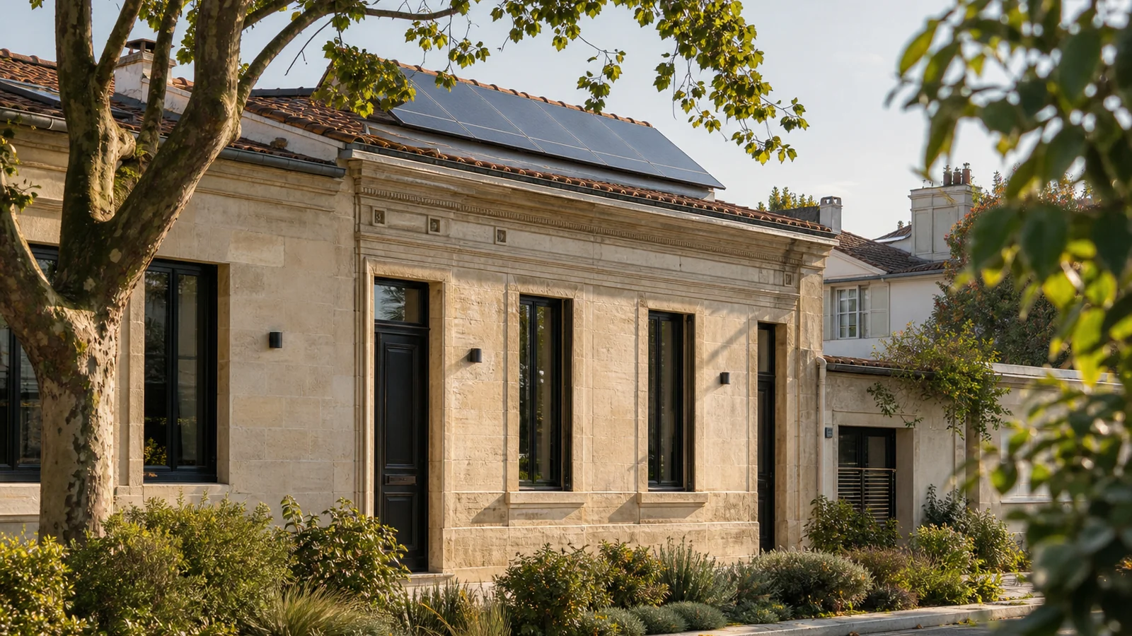 Toiture équipée de panneaux solaires dans le secteur de Samonac